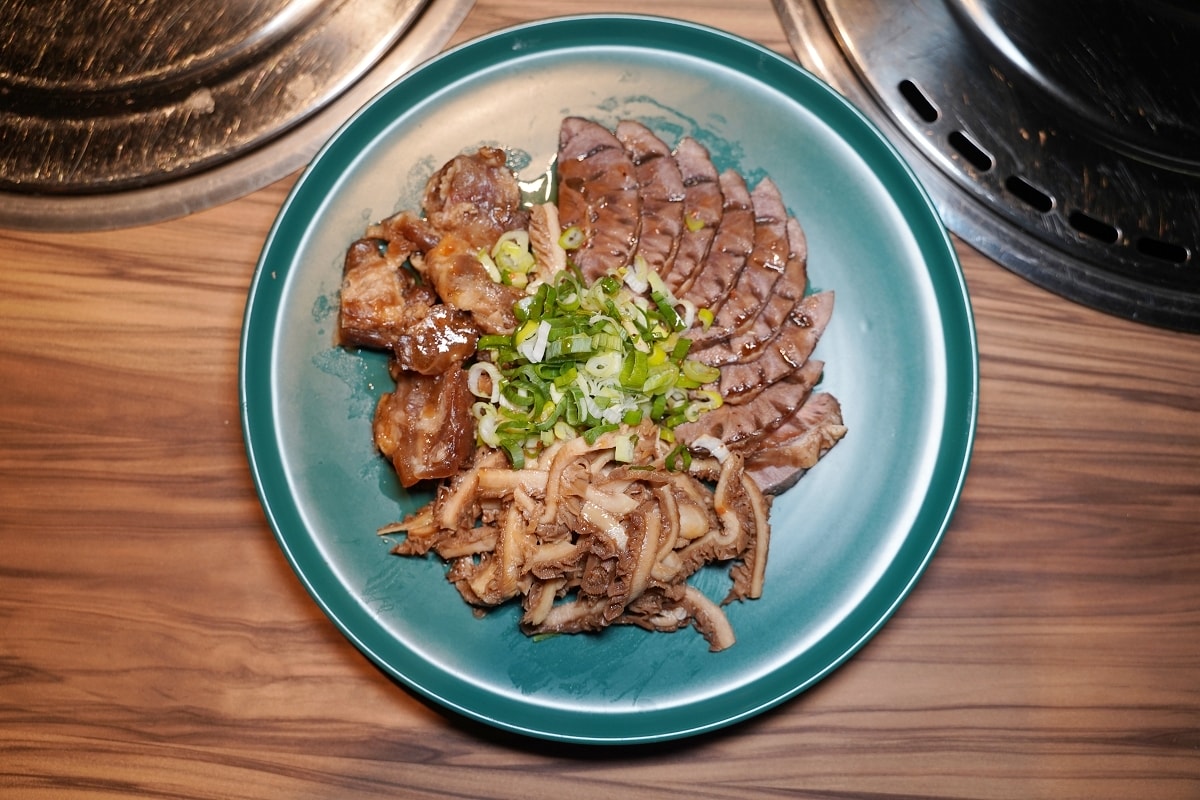 【狸小路燒肉專賣店基隆廟口店】上海溫麻辣/雞白老火湯鴛鴦鍋新上市 不必買機票彷彿置身北海道