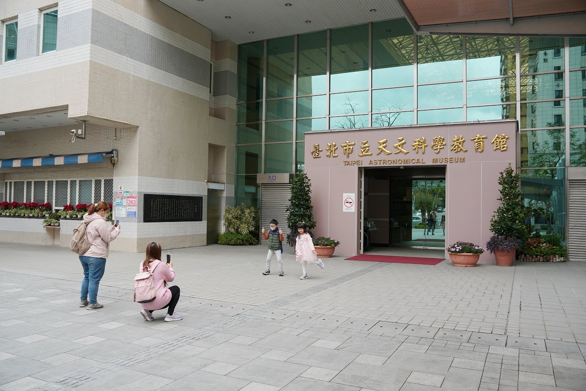 【台北親子室內景點推薦】台灣第一個天文教育機構 宇宙探險軌道車必玩 臺北市立天文科學教育館