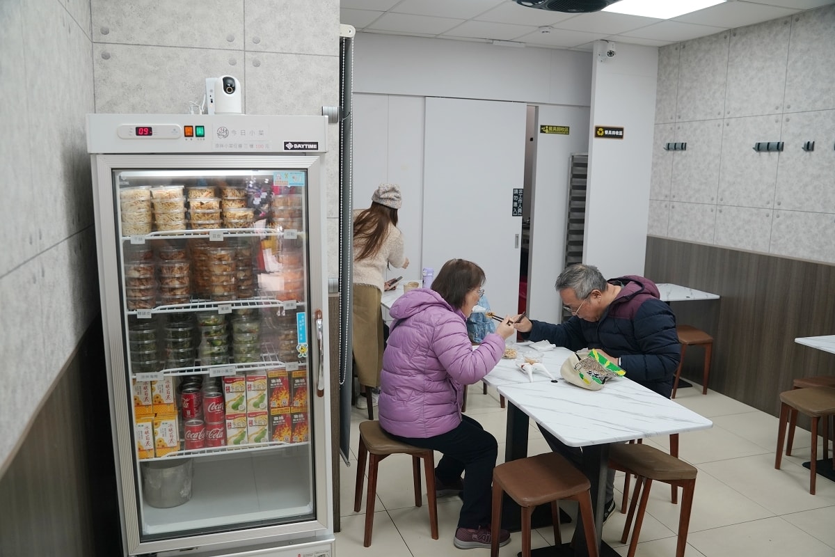 【板橋平價小吃推薦】光仁高中美食小吃好選擇 美味必點鐵路排骨雞魯飯/現沖牛肉湯 村村食堂