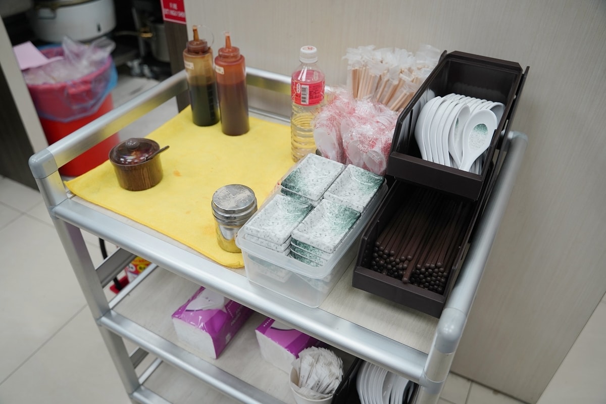 【板橋平價小吃推薦】光仁高中美食小吃好選擇 美味必點鐵路排骨雞魯飯/現沖牛肉湯 村村食堂