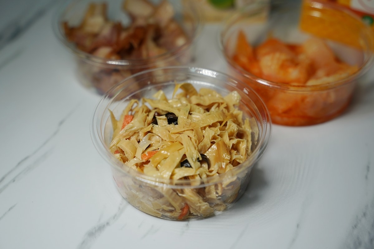 【板橋平價小吃推薦】光仁高中美食小吃好選擇 美味必點鐵路排骨雞魯飯/現沖牛肉湯 村村食堂