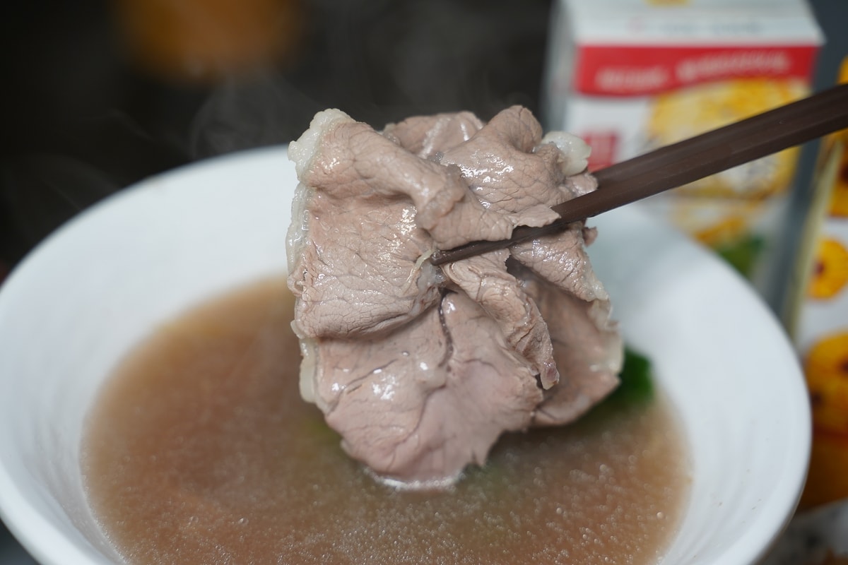 【板橋平價小吃推薦】光仁高中美食小吃好選擇 美味必點鐵路排骨雞魯飯/現沖牛肉湯 村村食堂