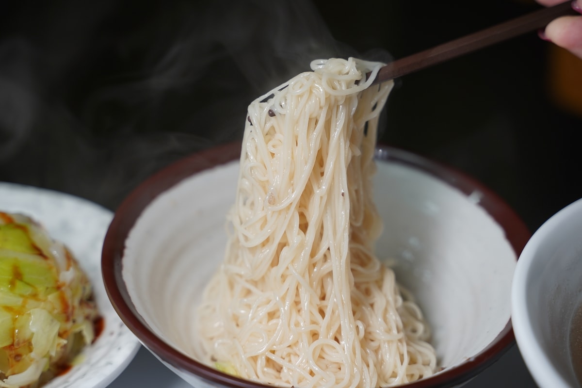 【板橋平價小吃推薦】光仁高中美食小吃好選擇 美味必點鐵路排骨雞魯飯/現沖牛肉湯 村村食堂
