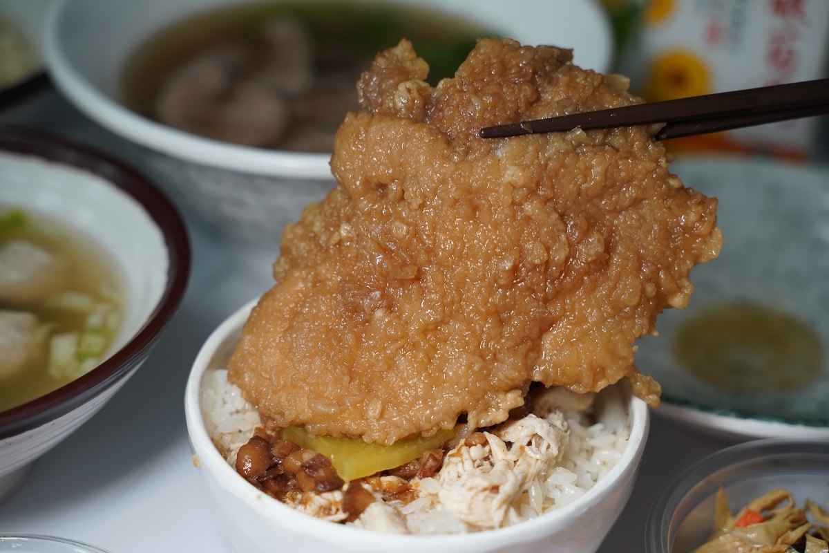 【板橋平價小吃推薦】光仁高中美食小吃好選擇 美味必點鐵路排骨雞魯飯/現沖牛肉湯 村村食堂
