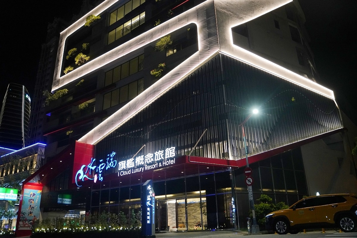 【台中親子汽車旅館推薦】全台首家擁有親子遊戲室的高檔汽旅 1泊2食免費宵夜吃到飽 水雲端旗艦概念旅館 - 第1張圖 【台中親子汽車旅館推薦】全台首家擁有親子遊戲室的高檔汽旅 1泊2食免費宵夜吃到飽 水雲端旗艦概念旅館