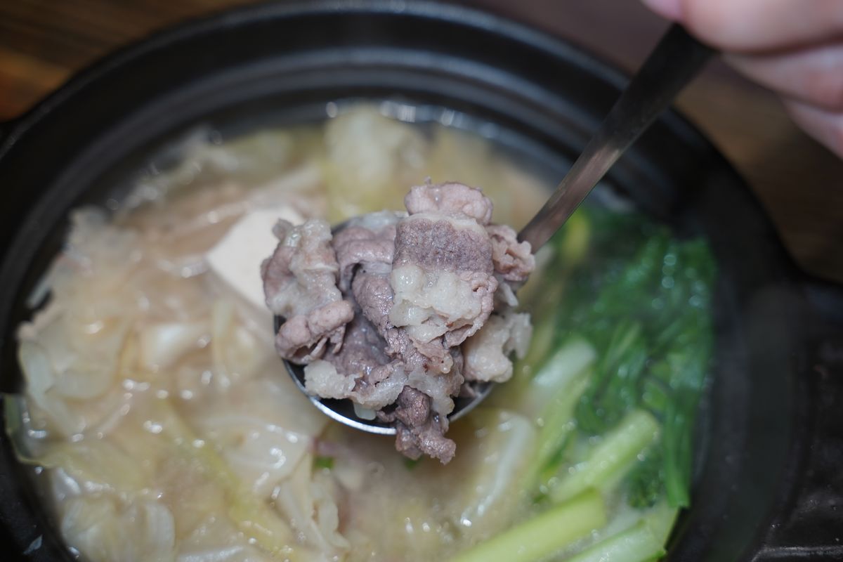 【初鼎陶燒小鍋】蘆洲真材實料小火鍋 豐盛旺腸鍋料多到爆誠意滿滿 單點手搖飲好喝必點
