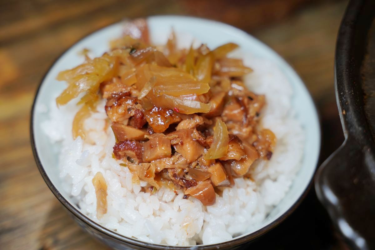 【初鼎陶燒小鍋】蘆洲真材實料小火鍋 豐盛旺腸鍋料多到爆誠意滿滿 單點手搖飲好喝必點