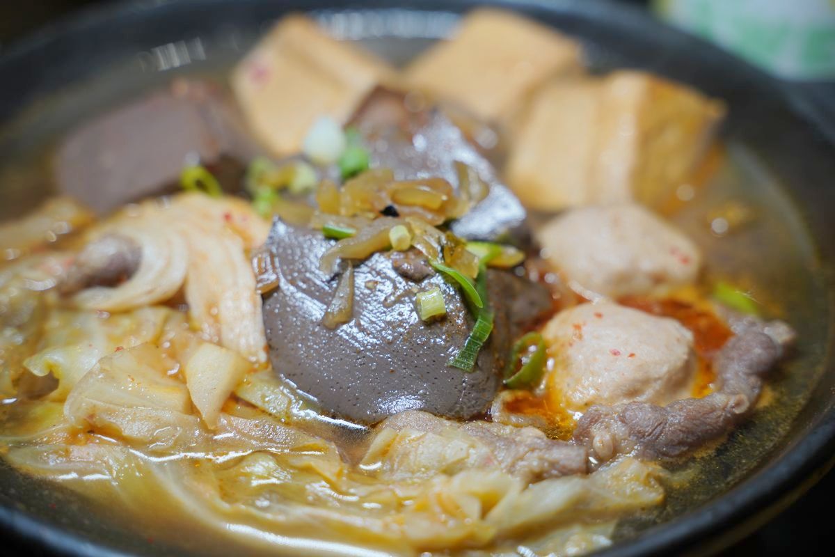 【初鼎陶燒小鍋】蘆洲真材實料小火鍋 豐盛旺腸鍋料多到爆誠意滿滿 單點手搖飲好喝必點