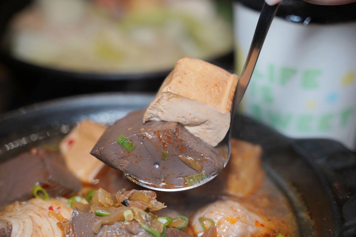 【初鼎陶燒小鍋】蘆洲真材實料小火鍋 豐盛旺腸鍋料多到爆誠意滿滿 單點手搖飲好喝必點