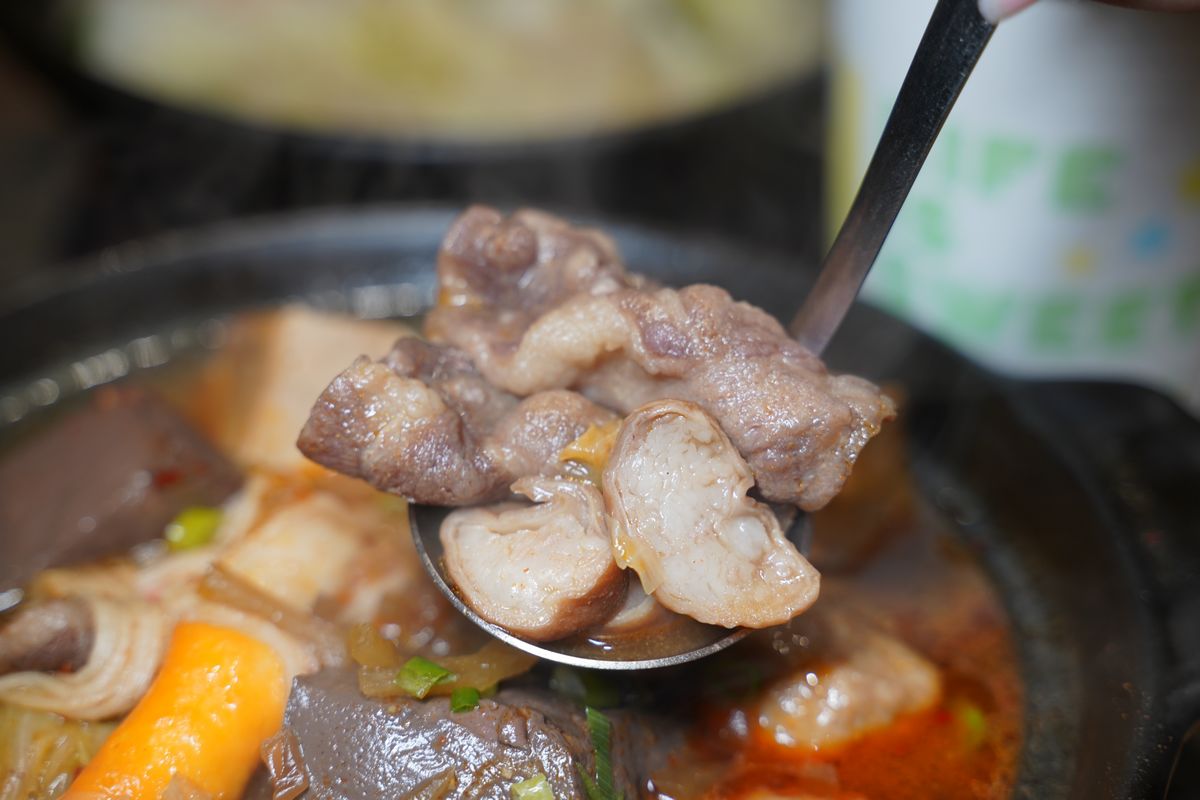 【初鼎陶燒小鍋】蘆洲真材實料小火鍋 豐盛旺腸鍋料多到爆誠意滿滿 單點手搖飲好喝必點