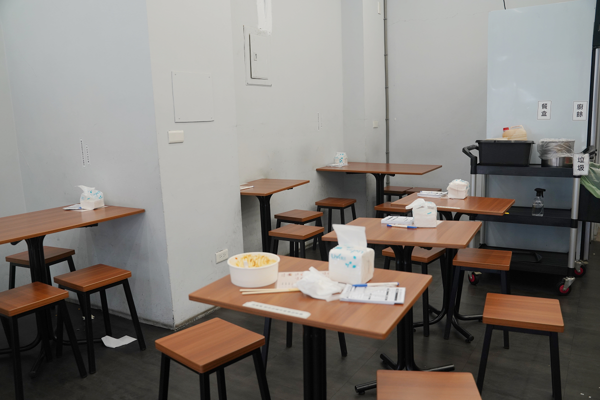 【藝文雞肉飯專賣店】桃園藝文特區小吃推薦 口感軟嫩海南雞肉飯美味必點 下午不休息價格平價實惠