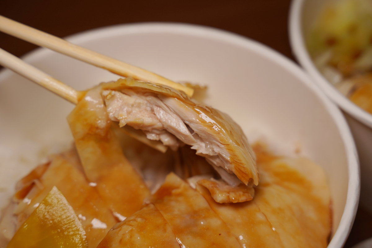 【藝文雞肉飯專賣店】桃園藝文特區小吃推薦 口感軟嫩海南雞肉飯美味必點 下午不休息價格平價實惠