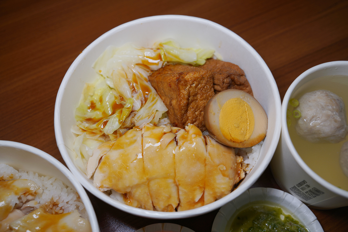 【藝文雞肉飯專賣店】桃園藝文特區小吃推薦 口感軟嫩海南雞肉飯美味必點 下午不休息價格平價實惠