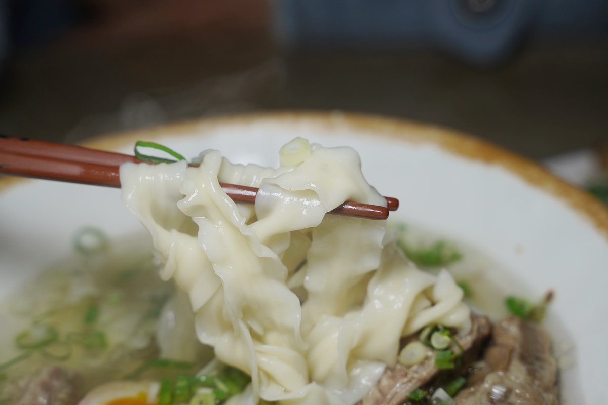 【初生之犢】新莊牛肉麵推薦 美味帶筋腱子肉紅燒牛肉麵/軟嫩牛肋條清燉牛肉麵/肥瘦相間魯肉乾麵 - 第6張圖 【初生之犢】新莊牛肉麵推薦 美味帶筋腱子肉紅燒牛肉麵/軟嫩牛肋條清燉牛肉麵/肥瘦相間魯肉乾麵