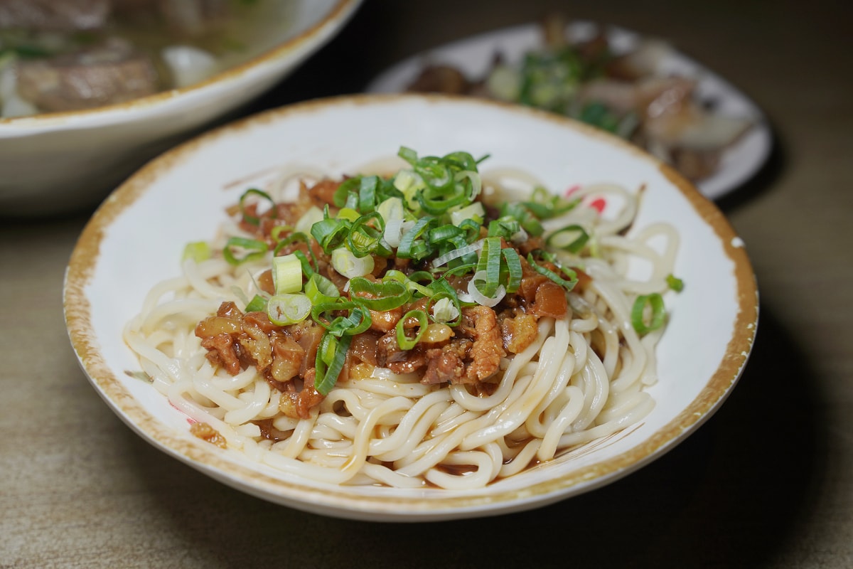 【初生之犢】新莊牛肉麵推薦 美味帶筋腱子肉紅燒牛肉麵/軟嫩牛肋條清燉牛肉麵/肥瘦相間魯肉乾麵 - 第8張圖 【初生之犢】新莊牛肉麵推薦 美味帶筋腱子肉紅燒牛肉麵/軟嫩牛肋條清燉牛肉麵/肥瘦相間魯肉乾麵