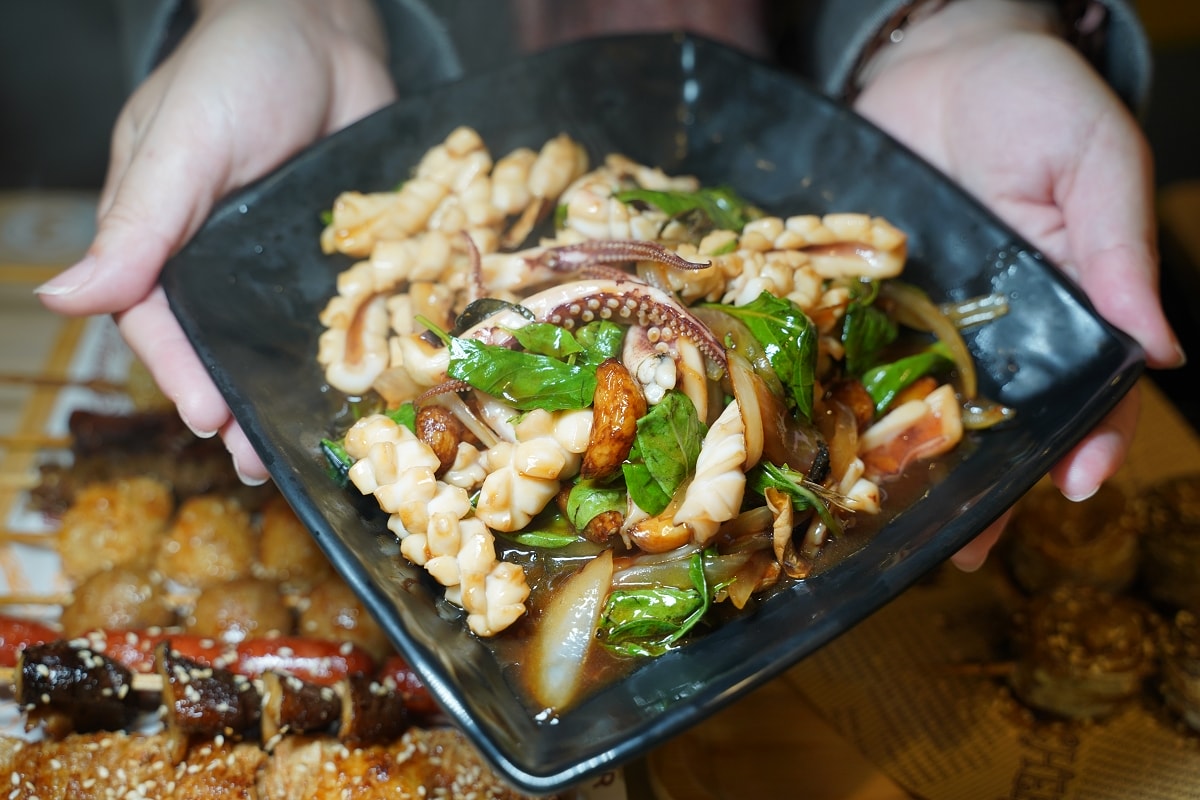 【板橋溪洲宵夜推薦】種類豐富烤物肉串 美味必點熱炒美食 鄰近溪北生態休閒公園 壹烤天下