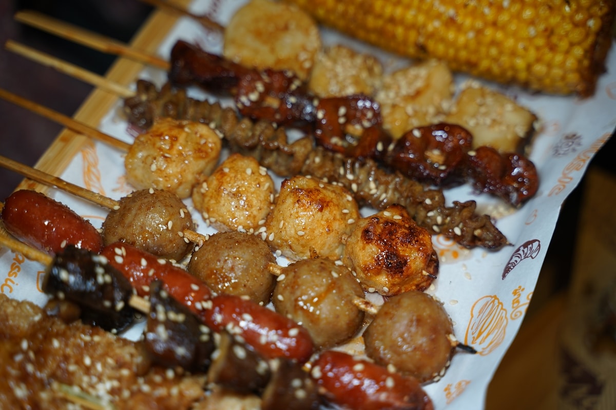 【板橋溪洲宵夜推薦】種類豐富烤物肉串 美味必點熱炒美食 鄰近溪北生態休閒公園 壹烤天下