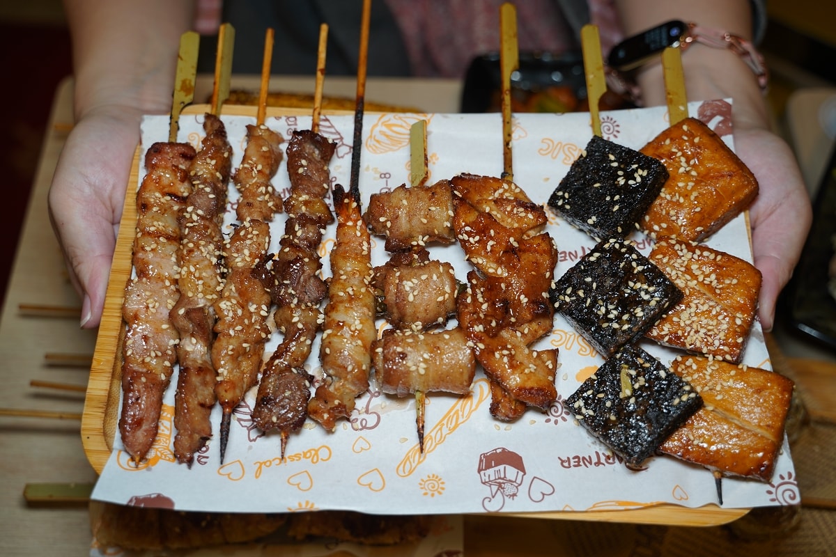 【板橋溪洲宵夜推薦】種類豐富烤物肉串 美味必點熱炒美食 鄰近溪北生態休閒公園 壹烤天下