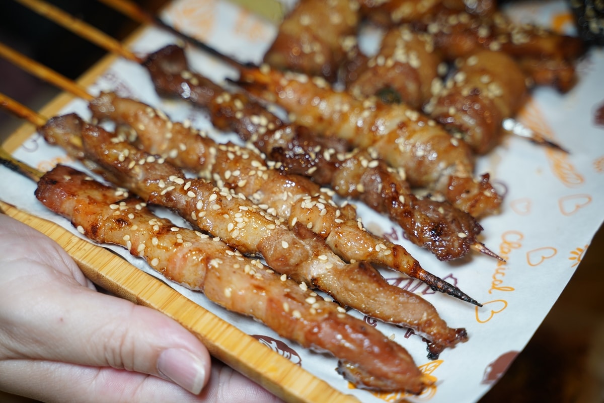 【板橋溪洲宵夜推薦】種類豐富烤物肉串 美味必點熱炒美食 鄰近溪北生態休閒公園 壹烤天下