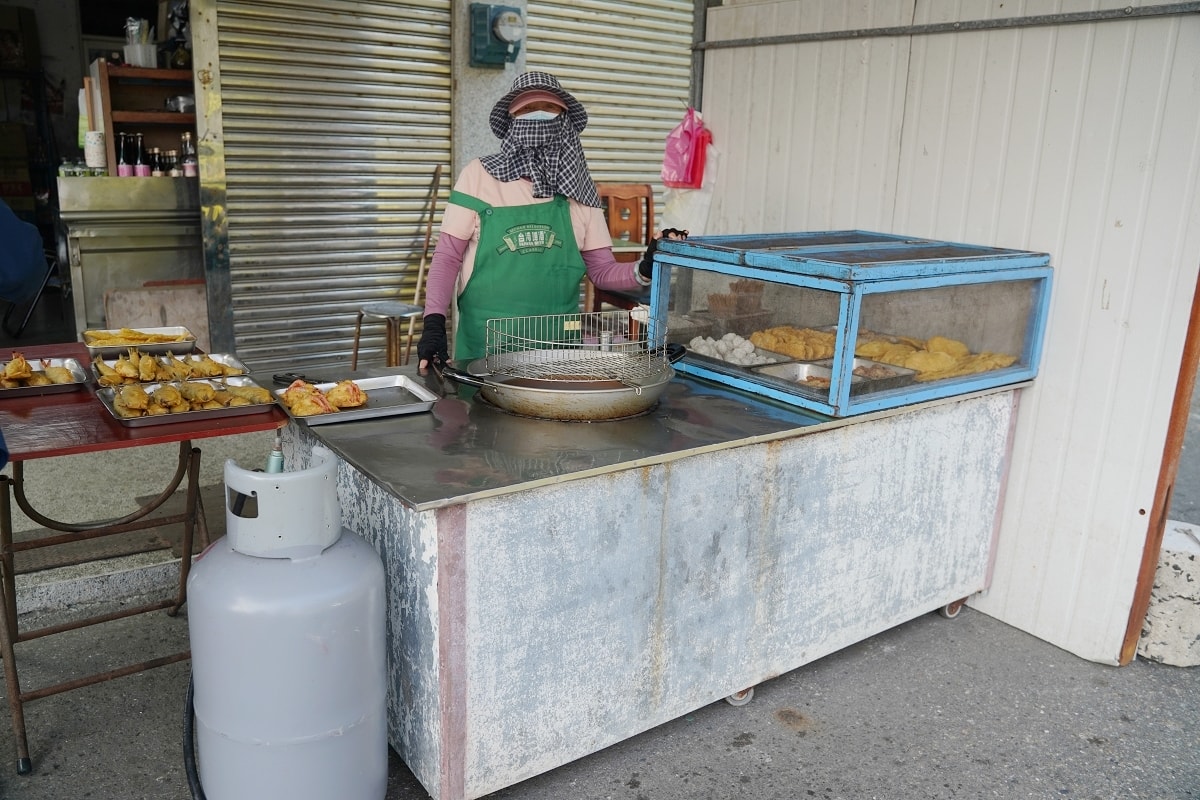 【林投公園炸魚】澎湖隱藏版無招牌炸物攤 林投公園入口旁 霸氣整尾鮮魚油炸 狗蝦炸粿外酥內香