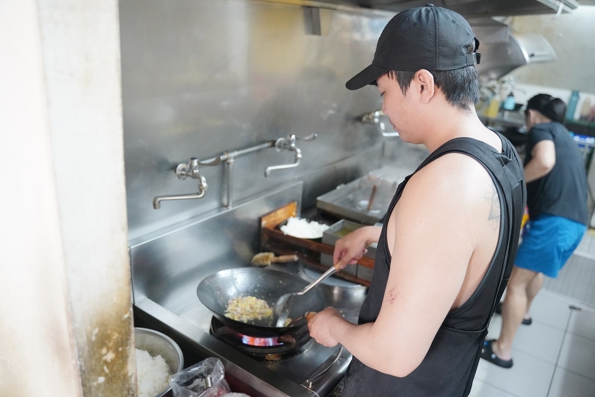【紫光複合式餐飲】澎湖在地人最愛美食小吃店 高CP值各種麵飯類 美味必點金瓜炒米粉/海霸煎