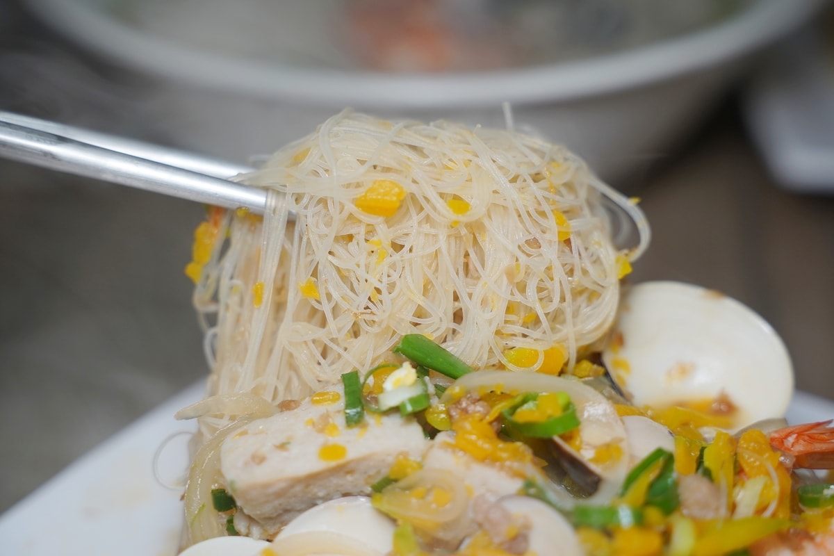 【紫光複合式餐飲】澎湖在地人最愛美食小吃店 高CP值各種麵飯類 美味必點金瓜炒米粉/海霸煎