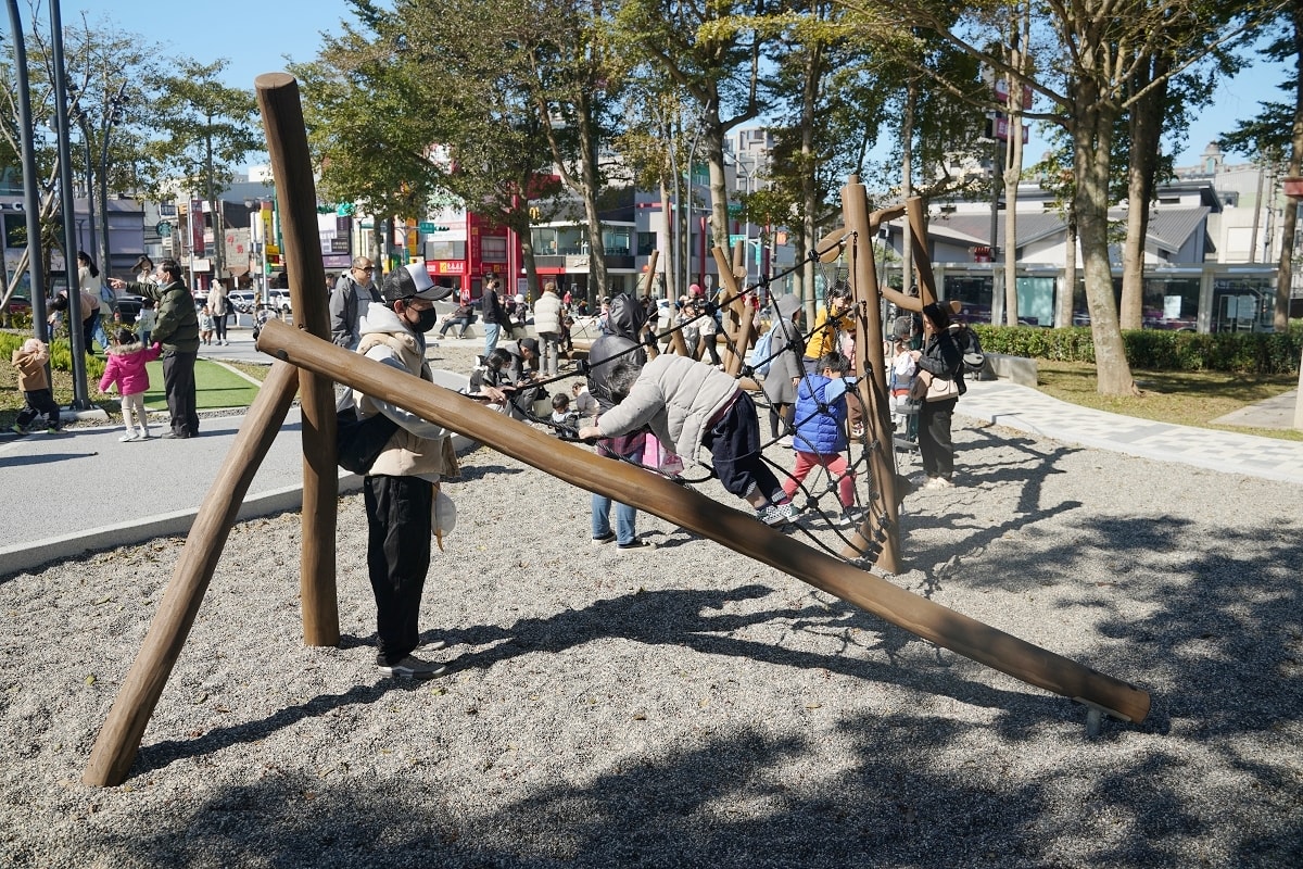 【龍潭親子公園推薦】龍潭首座旗艦共融公園 勝利女神飛彈與雲霧攀爬網超好玩 龍潭運動公園