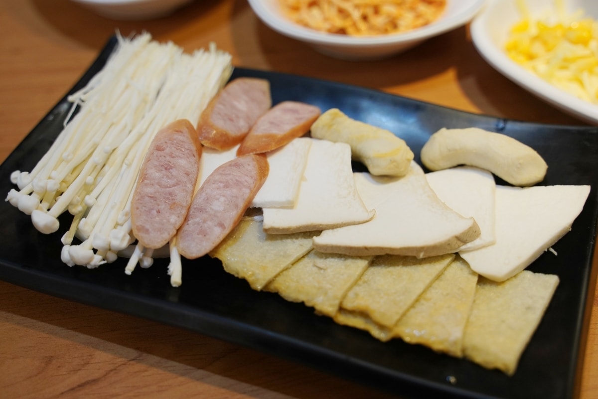 【中原商圈韓式料理推薦】獨家韓國醬料湯頭 白飯麥茶咖啡小菜無限享用 SU DAK 大口韓食