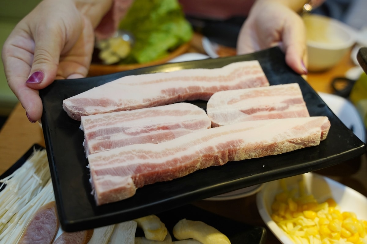 【中原商圈韓式料理推薦】獨家韓國醬料湯頭 白飯麥茶咖啡小菜無限享用 SU DAK 大口韓食