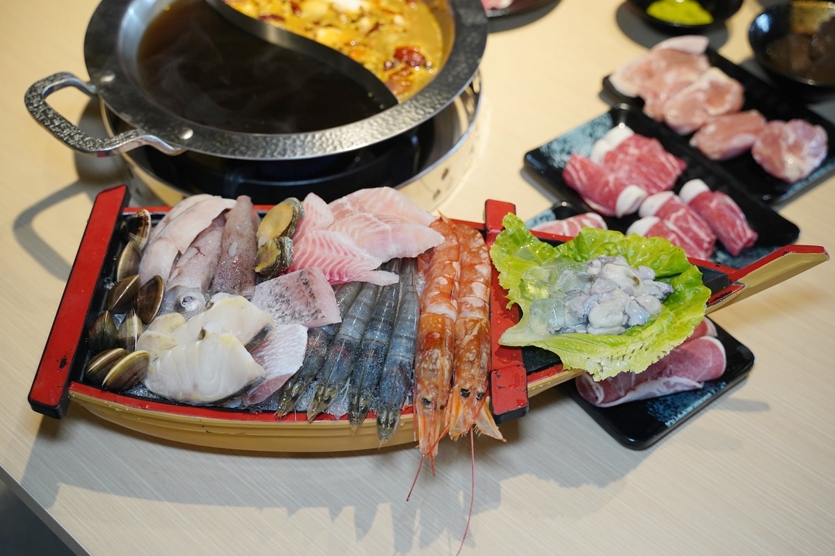 【蒙古勾勾】三峽最強吃到飽！最低599元起 吃得到鱘龍魚/魚翅冬瓜/金滑菇特色菜品蒙古火鍋
