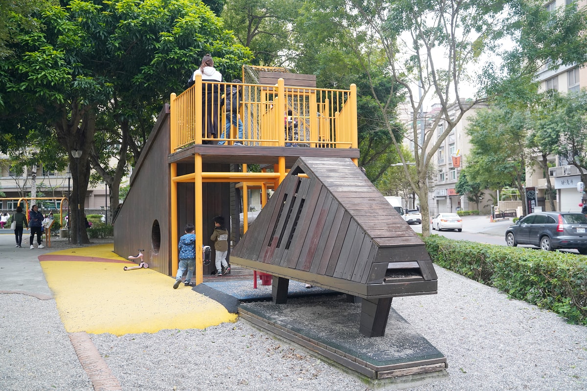 【三峽龍學公園】三峽免費親子景點推薦 甲蟲主題兒童遊戲場 旋轉杯/極限飛輪/盪鞦韆/創意沙坑 - 第2張圖 【三峽龍學公園】三峽免費親子景點推薦 甲蟲主題兒童遊戲場 旋轉杯/極限飛輪/盪鞦韆/創意沙坑