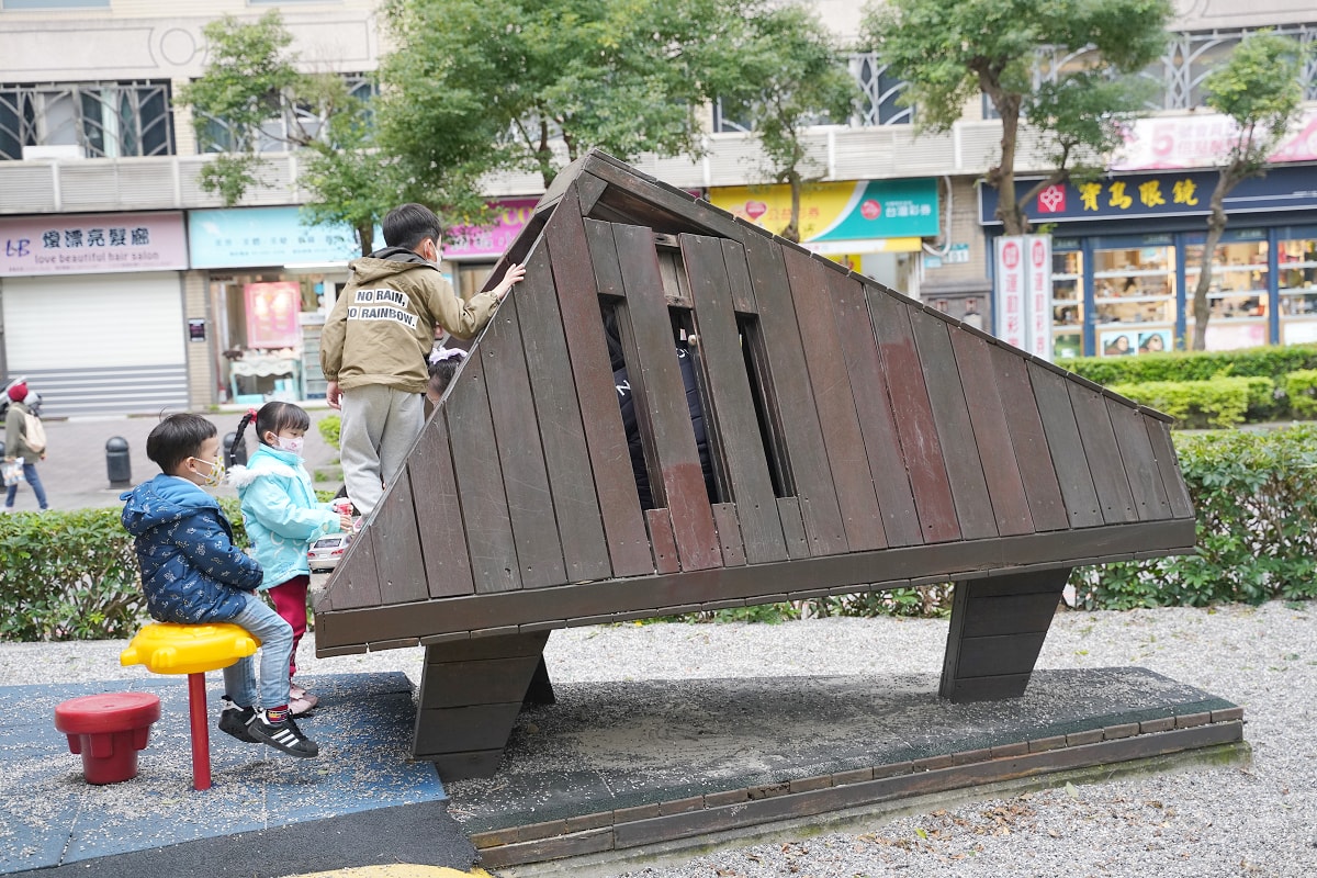 【三峽龍學公園】三峽免費親子景點推薦 甲蟲主題兒童遊戲場 旋轉杯/極限飛輪/盪鞦韆/創意沙坑 - 第4張圖 【三峽龍學公園】三峽免費親子景點推薦 甲蟲主題兒童遊戲場 旋轉杯/極限飛輪/盪鞦韆/創意沙坑