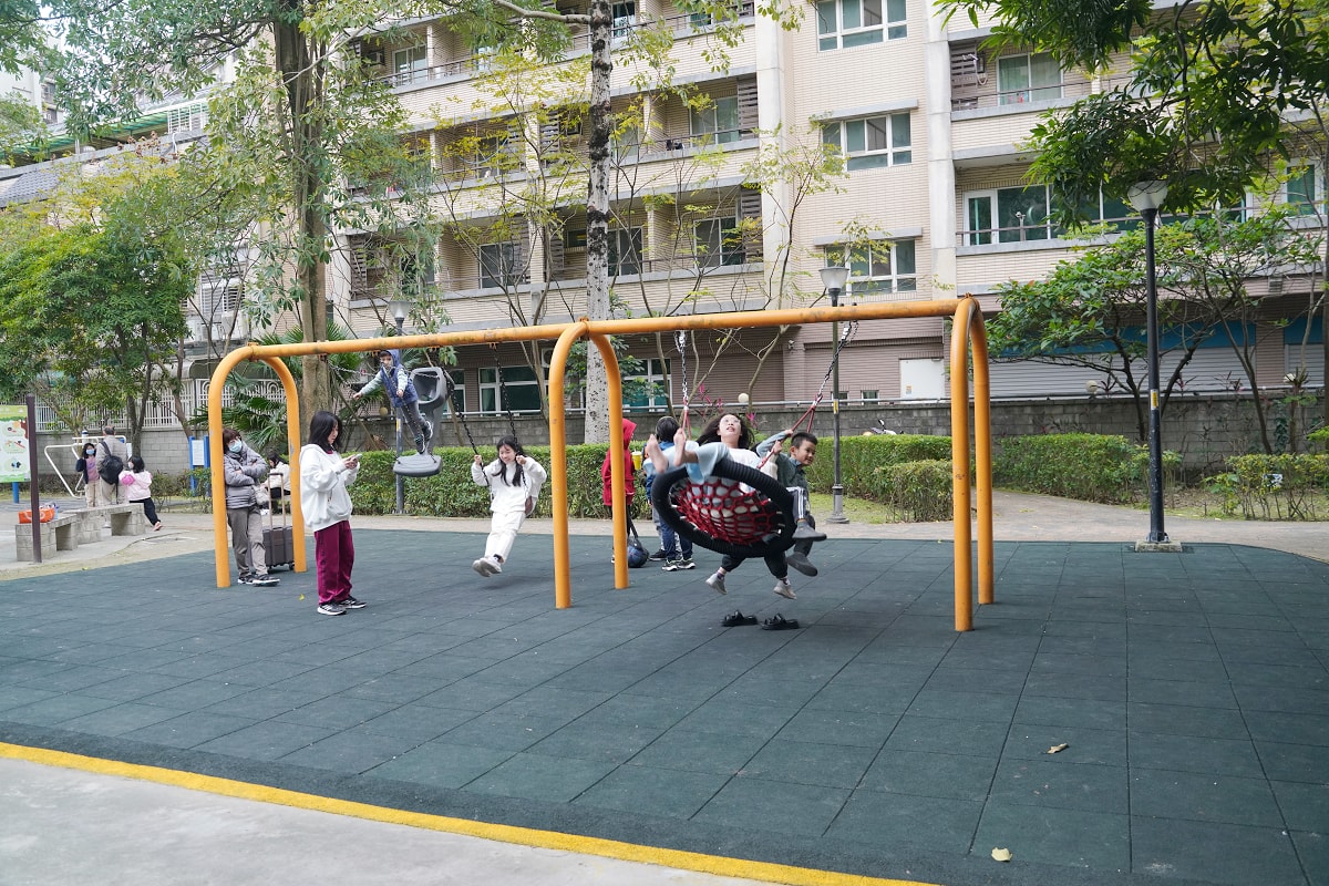 【三峽龍學公園】三峽免費親子景點推薦 甲蟲主題兒童遊戲場 旋轉杯/極限飛輪/盪鞦韆/創意沙坑 - 第7張圖 【三峽龍學公園】三峽免費親子景點推薦 甲蟲主題兒童遊戲場 旋轉杯/極限飛輪/盪鞦韆/創意沙坑