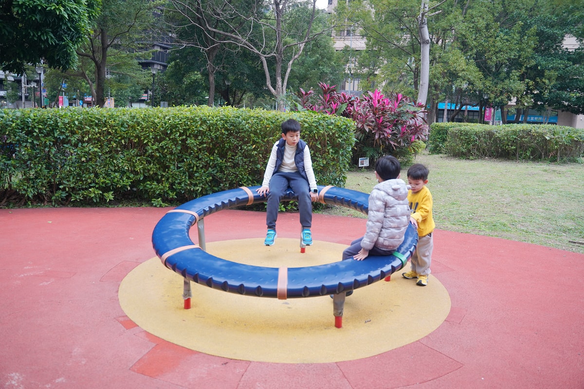 【三峽龍學公園】三峽免費親子景點推薦 甲蟲主題兒童遊戲場 旋轉杯/極限飛輪/盪鞦韆/創意沙坑 - 第8張圖 【三峽龍學公園】三峽免費親子景點推薦 甲蟲主題兒童遊戲場 旋轉杯/極限飛輪/盪鞦韆/創意沙坑