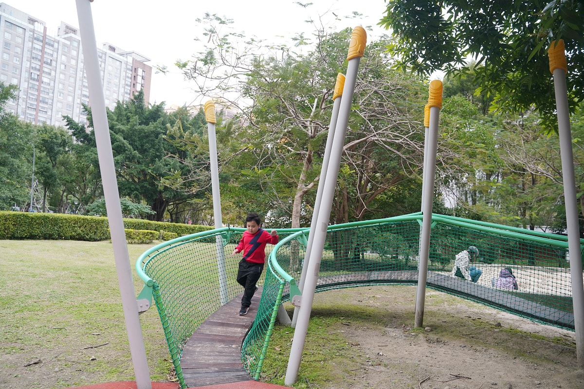 【三峽龍學公園】三峽免費親子景點推薦 甲蟲主題兒童遊戲場 旋轉杯/極限飛輪/盪鞦韆/創意沙坑 - 第9張圖 【三峽龍學公園】三峽免費親子景點推薦 甲蟲主題兒童遊戲場 旋轉杯/極限飛輪/盪鞦韆/創意沙坑