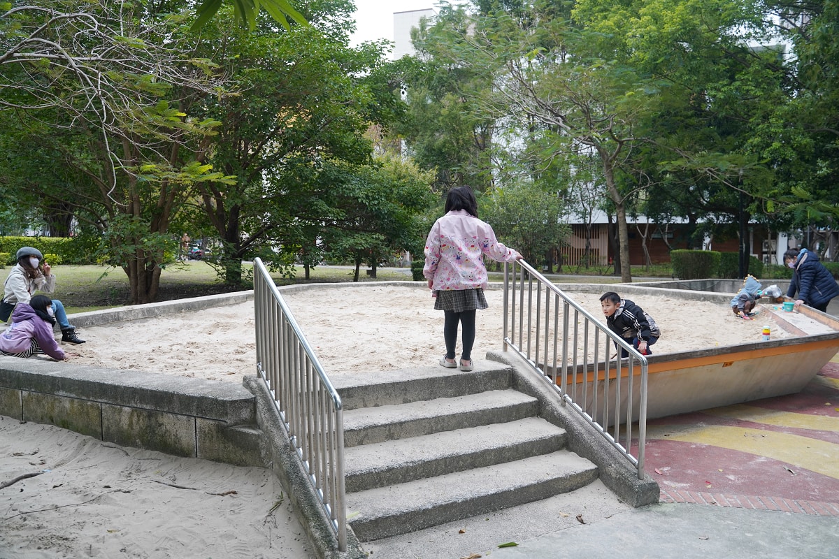 【三峽龍學公園】三峽免費親子景點推薦 甲蟲主題兒童遊戲場 旋轉杯/極限飛輪/盪鞦韆/創意沙坑 - 第10張圖 【三峽龍學公園】三峽免費親子景點推薦 甲蟲主題兒童遊戲場 旋轉杯/極限飛輪/盪鞦韆/創意沙坑