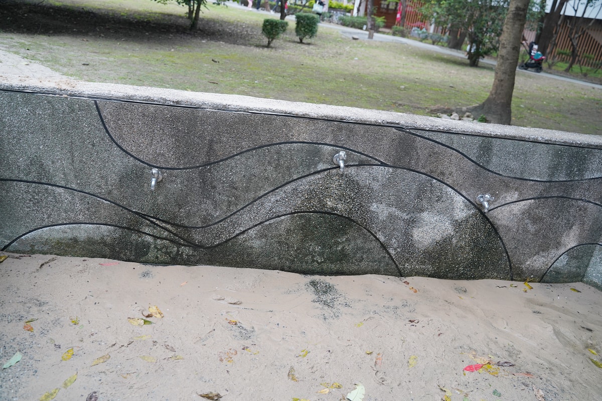 【三峽龍學公園】三峽免費親子景點推薦 甲蟲主題兒童遊戲場 旋轉杯/極限飛輪/盪鞦韆/創意沙坑 - 第11張圖 【三峽龍學公園】三峽免費親子景點推薦 甲蟲主題兒童遊戲場 旋轉杯/極限飛輪/盪鞦韆/創意沙坑