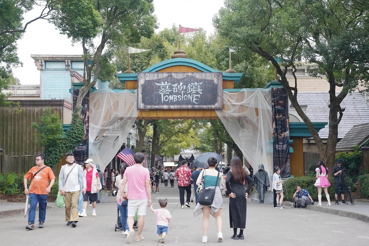 【六福村主題遊樂園-2025墓碑鎮】四大必拍地獄系打卡點 KKday獨家限定專車來回接駁