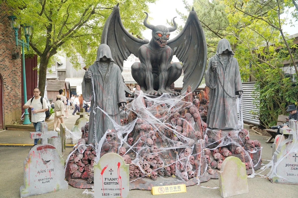【六福村主題遊樂園-2025墓碑鎮】四大必拍地獄系打卡點 KKday獨家限定專車來回接駁