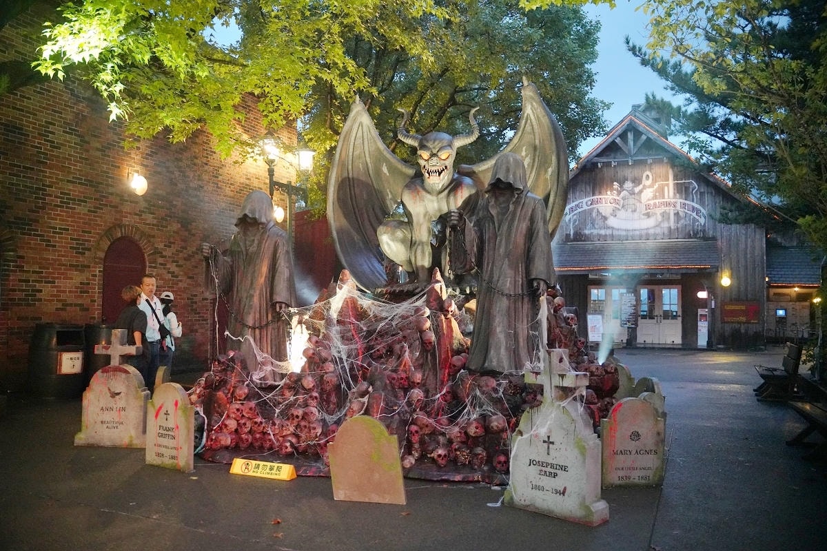 【六福村主題遊樂園-2025墓碑鎮】四大必拍地獄系打卡點 KKday獨家限定專車來回接駁