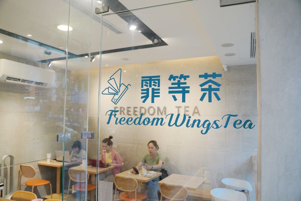 【臨江街觀光夜市手搖飲推薦】連黑人都愛喝黑龍玩久珍珠奶茶 美味必吃塔香花生碎酸辣薄片拌麵 霏等茶蕎麥茶拌麵專門所