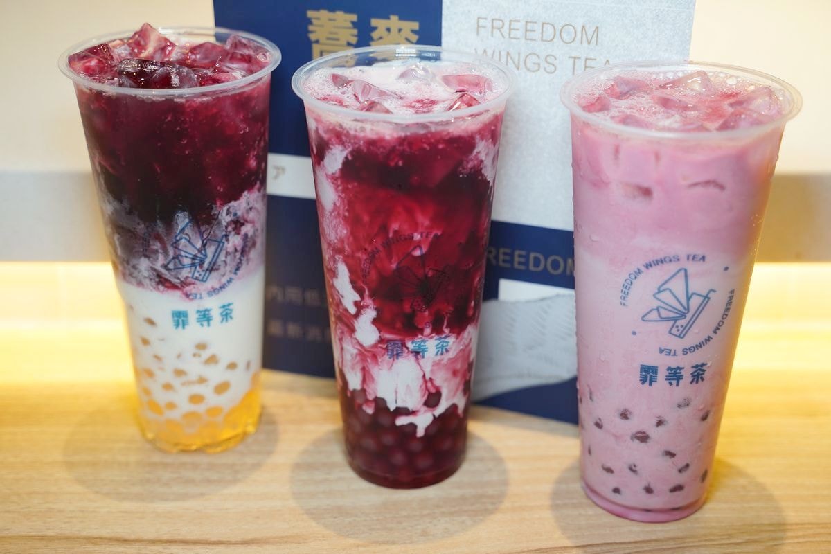 【臨江街觀光夜市手搖飲推薦】連黑人都愛喝黑龍玩久珍珠奶茶 美味必吃塔香花生碎酸辣薄片拌麵 霏等茶蕎麥茶拌麵專門所