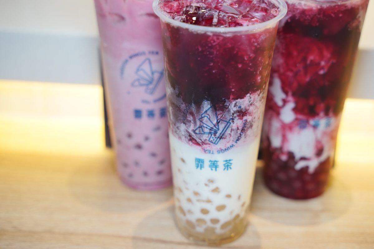 【臨江街觀光夜市手搖飲推薦】連黑人都愛喝黑龍玩久珍珠奶茶 美味必吃塔香花生碎酸辣薄片拌麵 霏等茶蕎麥茶拌麵專門所
