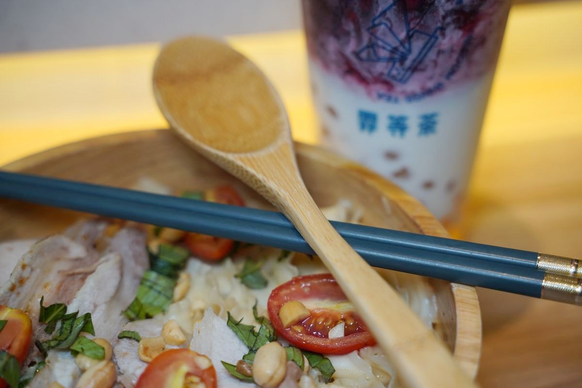 【臨江街觀光夜市手搖飲推薦】連黑人都愛喝黑龍玩久珍珠奶茶 美味必吃塔香花生碎酸辣薄片拌麵 霏等茶蕎麥茶拌麵專門所