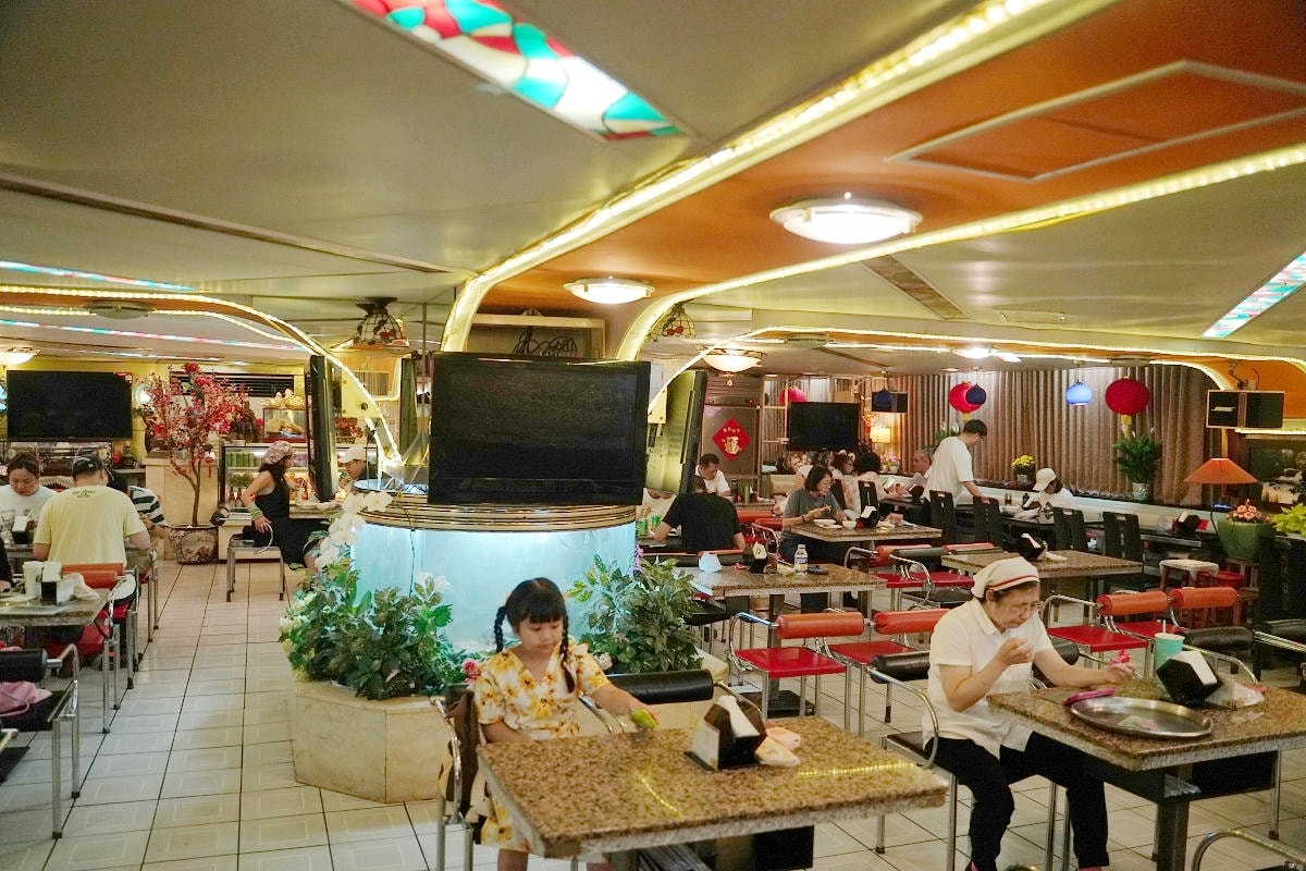 【台北東一排骨總店】台北老字號排骨飯 在地50年復古夜總會風格裝潢 國外遊客必訪台北美食
