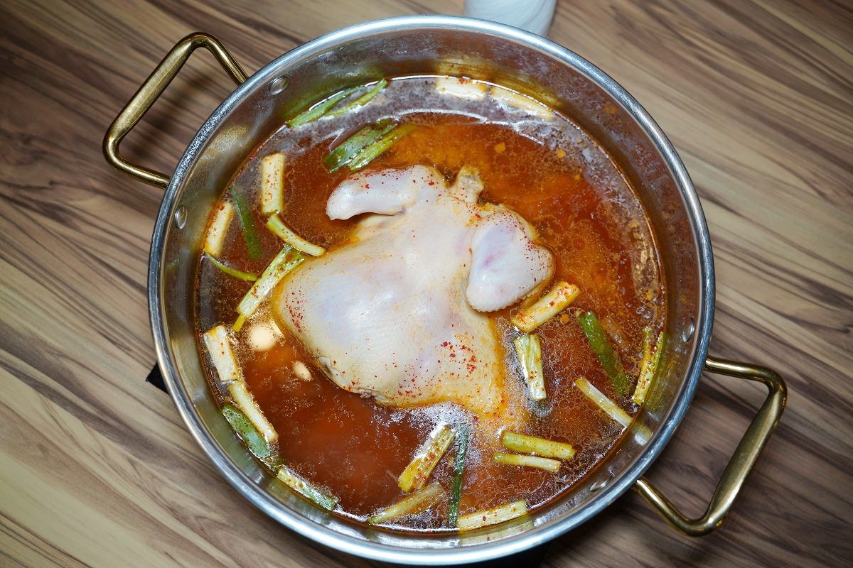 【微風信義美食推薦】台北市政府韓式料理好選擇 45天小雞招牌一隻雞鍋物 朋月栻韓雞雞江原道宗음식韓吃一隻雞微風信義店