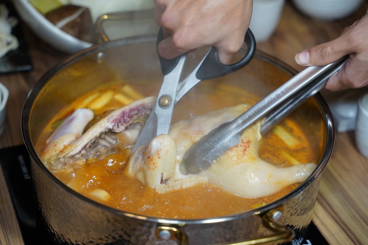 【微風信義美食推薦】台北市政府韓式料理好選擇 45天小雞招牌一隻雞鍋物 朋月栻韓雞雞江原道宗음식韓吃一隻雞微風信義店