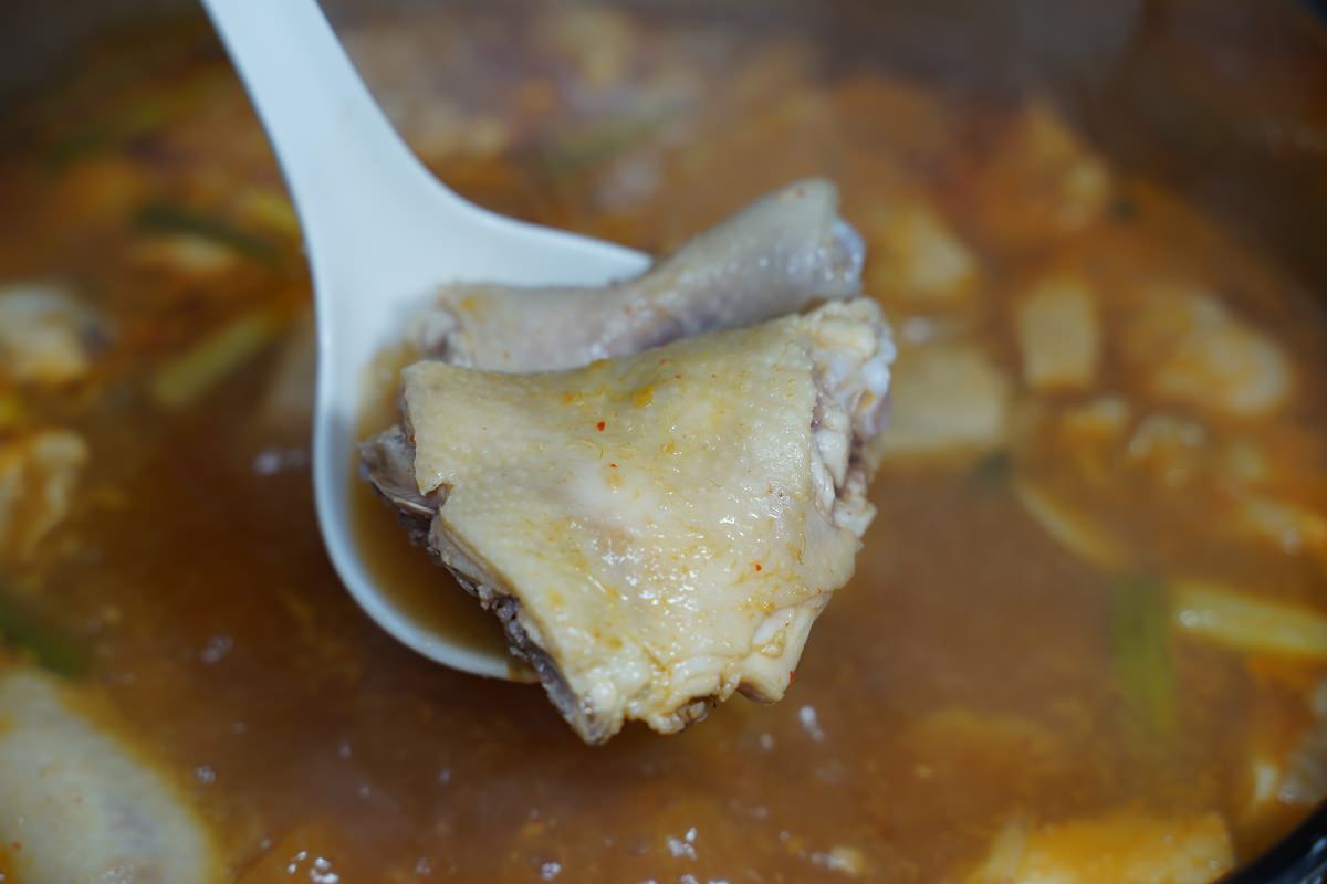 【微風信義美食推薦】台北市政府韓式料理好選擇 45天小雞招牌一隻雞鍋物 朋月栻韓雞雞江原道宗음식韓吃一隻雞微風信義店