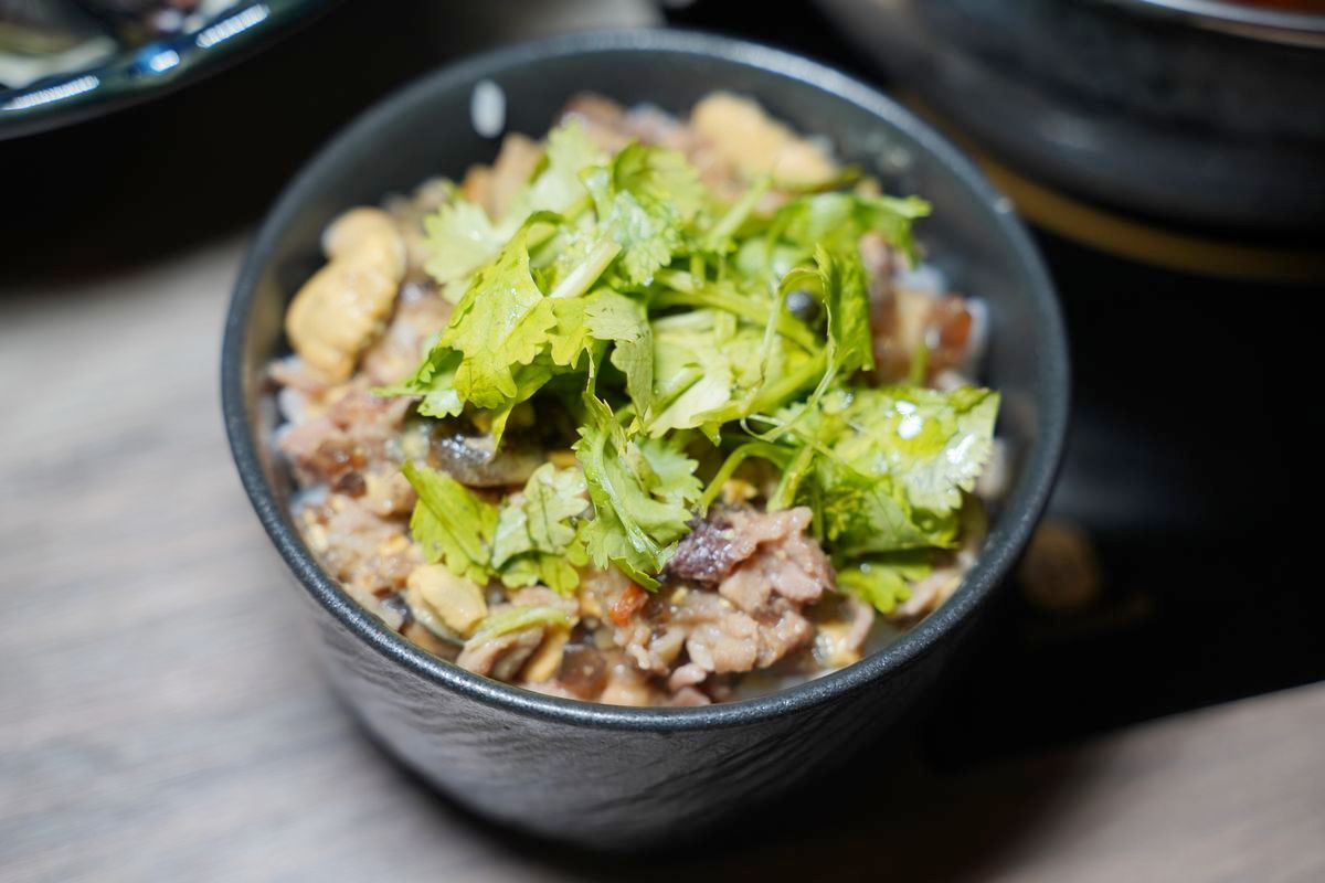 【極蜆鍋物】台北松山寵物友善餐廳 澳門花甲蟹鍋美味必點 不吃鍋也有真的很好吃咖哩牛/豬炒麵
