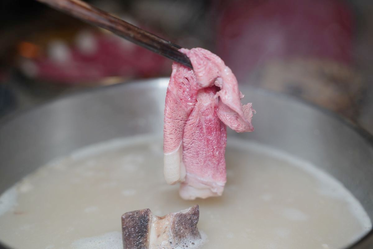 【極蜆鍋物】台北松山寵物友善餐廳 澳門花甲蟹鍋美味必點 不吃鍋也有真的很好吃咖哩牛/豬炒麵